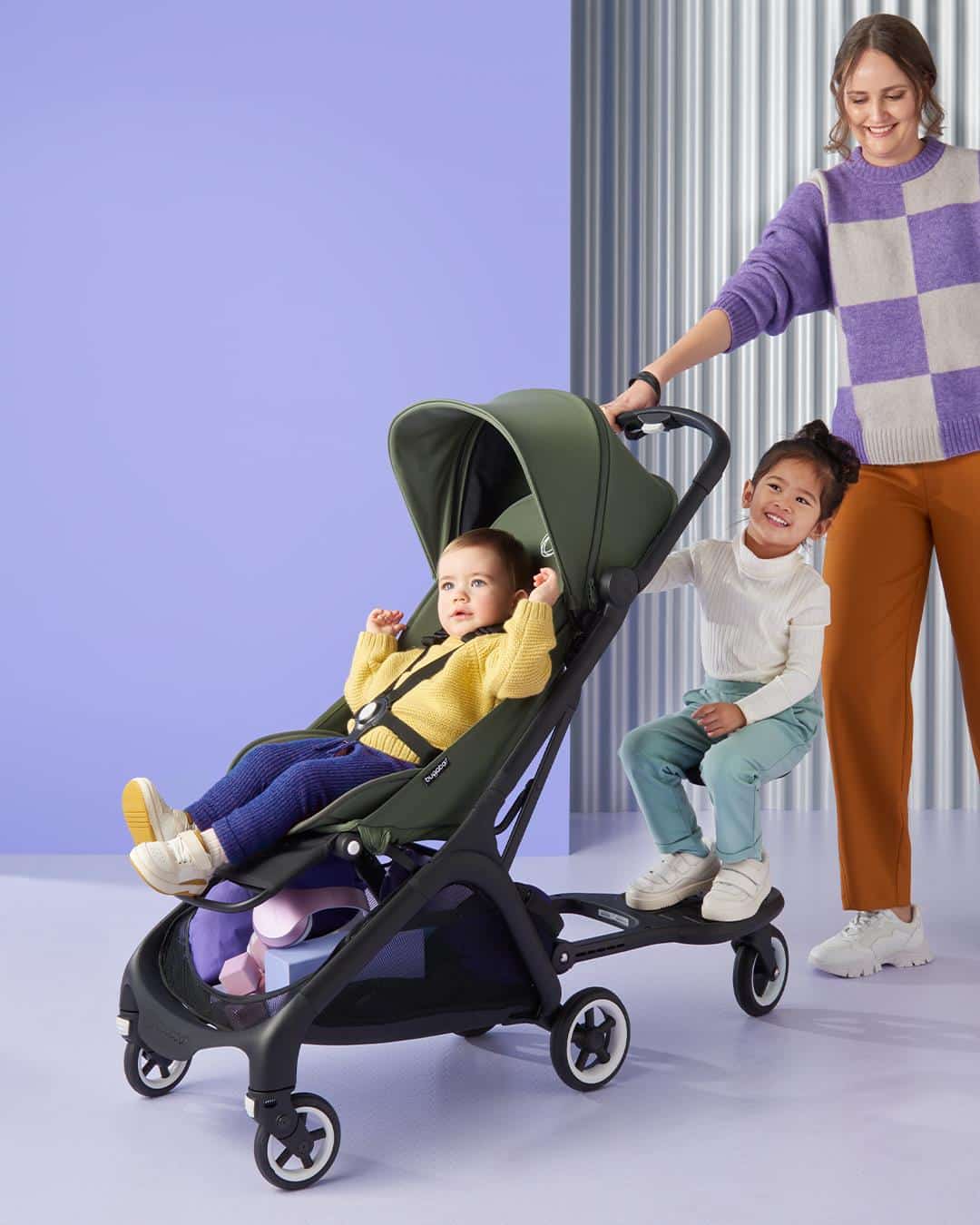 mum and children pushing the Bugaboo butterfly wheeled board