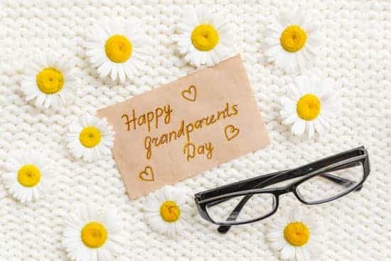 Happy Grandparents Day note with daisies and glasses